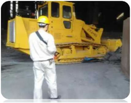 Steel plant crawler type remote control slag remover